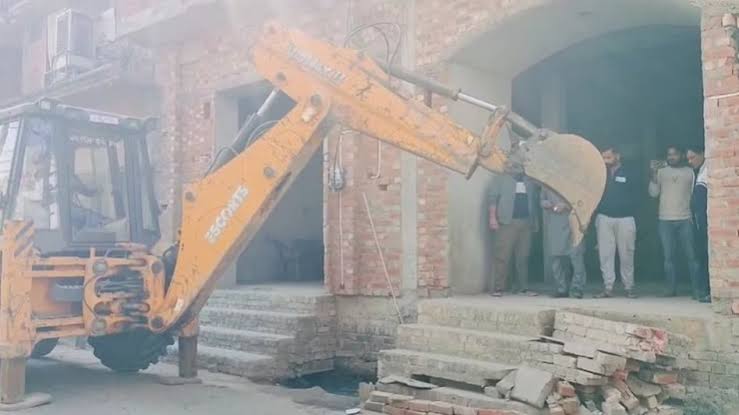 सपा सांसद जियाउर्रहमान बर्क के घर पर चला प्रशासन का बुलडोजर,देखते रह गए लोग 1 1000444522