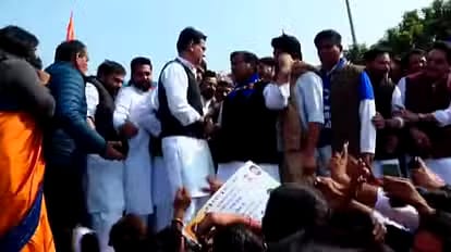 कांग्रेस ने बेरोजगारी के खिलाफ आज जमकर किया प्रदर्शन,सचिन पायलट समेत कई बड़े नेताओं ने लिया हिस्सा 1 1000445049
