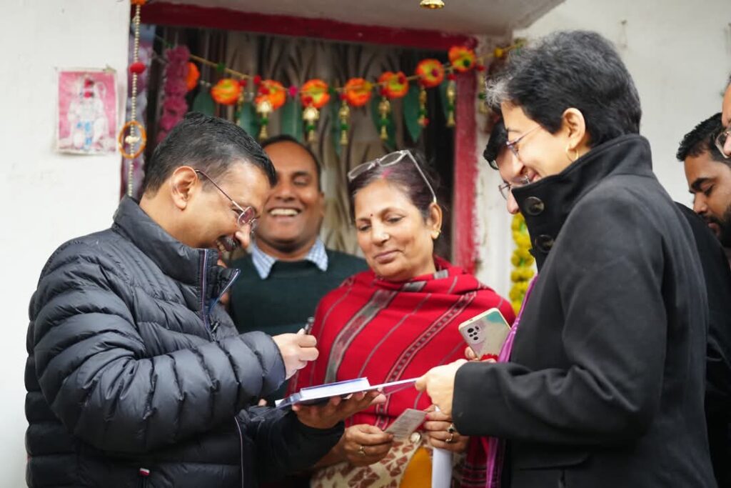 महिलाओं को केजरीवाल ने महिला सम्मान योजना का दिया कार्ड,सीएम आतिशी भी रही मौजूद 1 1000445794