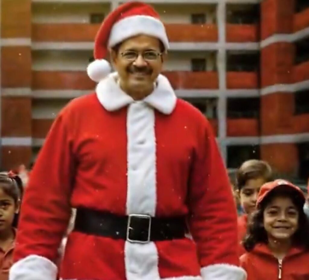 क्रिसमस के मौके पर सैंटा के रोल में नजर आए केजरीवाल,लोगों को गिफ्ट्स देते हुए वीडियो किया जारी 1 1000446650