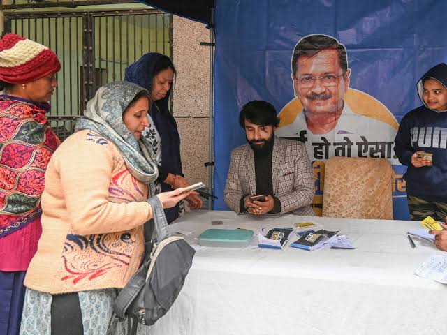 चुनाव से पहले हीं केजरीवाल के लॉलीपॉप वाली योजनाओं पर बढ़ा विवाद,दिल्ली सरकार ने कह दी बड़ी बात 1 1000446664