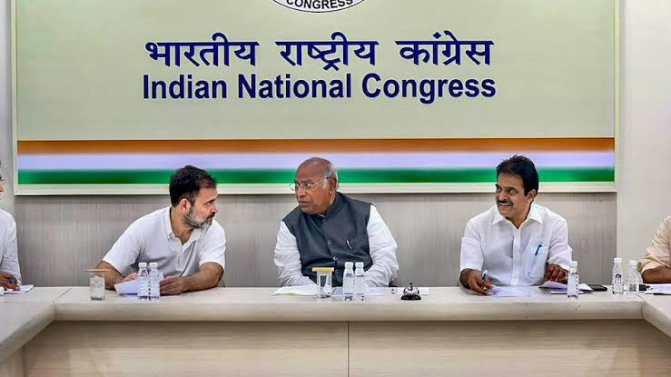 भारत के नक्शे से कांग्रेस नेताओं ने गायब कर दिया कश्मीर,कांग्रेस अधिवेशन के पोस्टर में लगा भारत का गलत नक्शा 1 1000447356