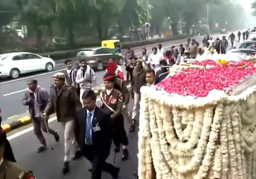राजकीय सम्मान के साथ मनमोहन सिंह को दी गई आखिरी विदाई,दिल्ली के निगम बोध घाट पर बेटी ने दी मुखाग्नि 1 1000448336