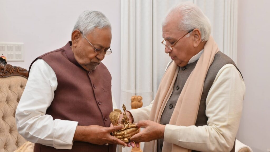 सीएम नीतीश कुमार ने आज नए राज्यपाल आरिफ मोहम्मद खान से की मुलाकात 1 1000456331