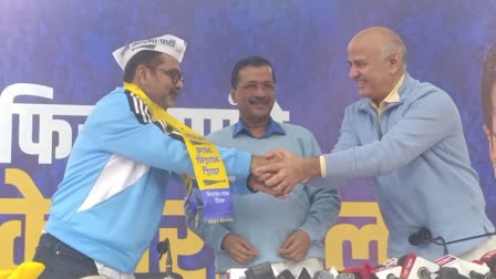  आम आदमी पार्टी में शामिल हुए शिक्षक अवध ओझा,केजरीवाल ने दिलाई सदस्यता