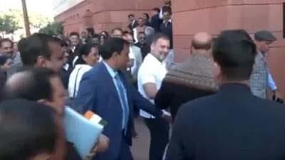  राजनाथ सिंह को राहुल गांधी ने दिया गुलाब का फूल और तिरंगा,संसद परिसर में दिखा अनोखा विरोध-प्रदर्शन