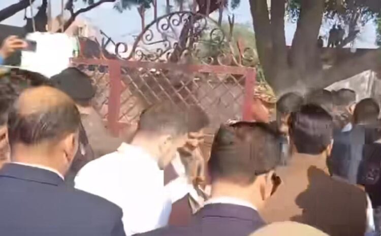  हाथरस मामले में पीड़ित परिवार से आज मिले राहुल गांधी,बोले पीड़िता के पिता-आरोपी खुले घूम रहे हैं..