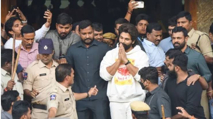  हाईकोर्ट से जमानत मिलने के बाद आज सुबह रिहा किए गए अल्लू अर्जुन,कल हीं हुई थी ‘पुष्पा 2’ एक्टर की गिरफ्तारी