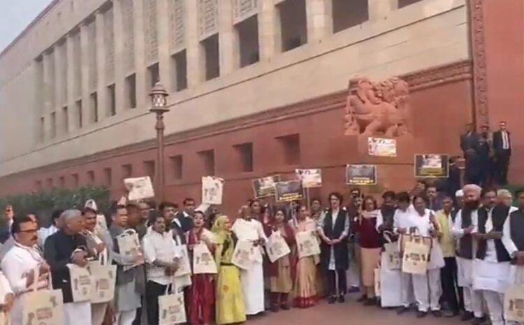  बांग्लादेशी हिंदुओं के समर्थन में उतरे विपक्षी सांसद,आज संसद परिसर में उठाई आवाज