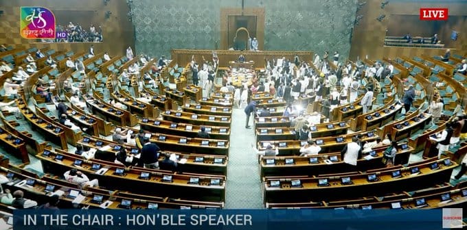  लोकसभा और राज्यसभा की कार्यवाही दो बजे तक के लिए हुई स्थगित,विपक्षी नेताओं के हंगामे के वजह से करना पड़ा स्थगित