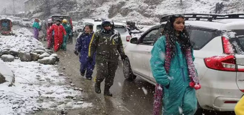 खराब मौसम के वजह से रोड में फंसी हजारों गाड़ियां,देवदूत बनकर पहुंची पुलिस ने किया कई वाहनों और लोगों का रेस्क्यू 1 IMG 20241229 WA0004