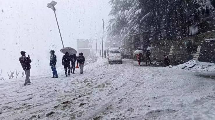  खराब मौसम के वजह से रोड में फंसी हजारों गाड़ियां,देवदूत बनकर पहुंची पुलिस ने किया कई वाहनों और लोगों का रेस्क्यू