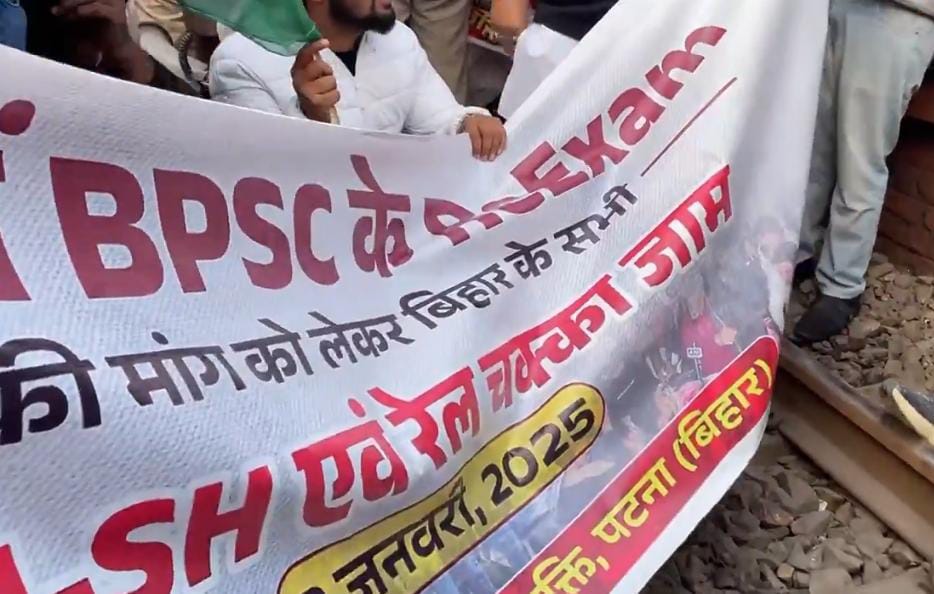 ट्रेन के आगे पटरी पर लेटे BPSC समर्थक,पप्पू यादव के कार्यकर्ताओं ने आज जमकर काटा बवाल 1 1000459531