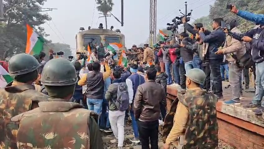 पटना की सड़कों पर उतरे पप्पू यादव,बिहार सरकार के खिलाफ कर दी बड़ा ऐलान 1 1000459604