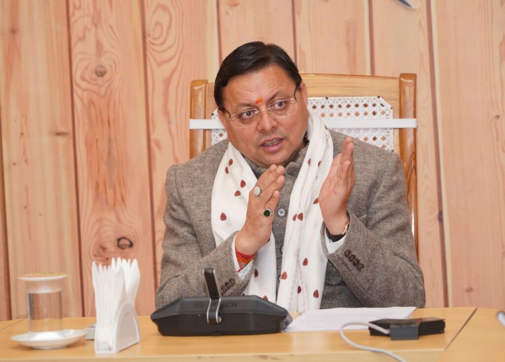 मुख्यमंत्री पुष्कर सिंह धामी ने ट्वीड जैकेट और मफलर पहन कर लोगों से की खास अपील,वोकल फॉर लोकल को दें बढ़ावा 1 1000460051