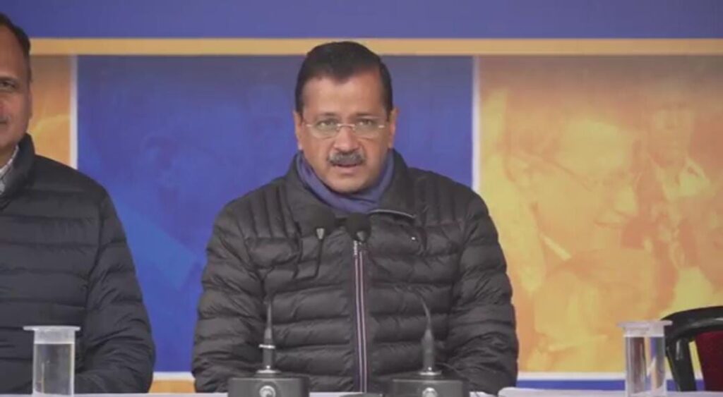 कांग्रेस और भाजपा पर आज खूब बरसे केजरीवाल,कहा-कांग्रेस-बीजेपी को साथ चुनाव लड़ने कर देना चाहिए ऐलान 1 1000460079