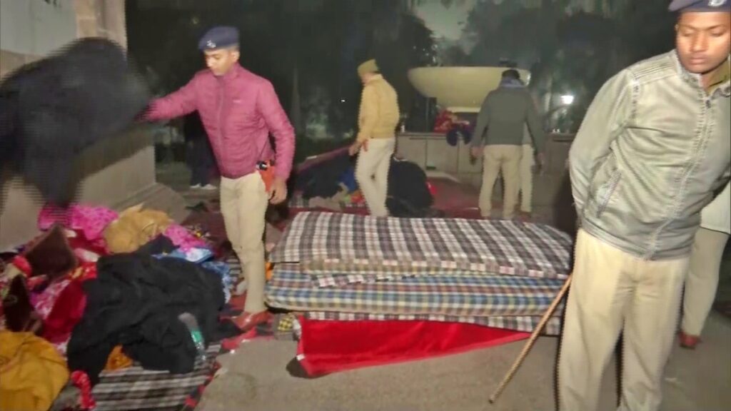 आज सुबह 4 बजे प्रशांत किशोर को धरनास्थल से पुलिस ने उठाया जबरन,इलाज के नाम पर अब शुरू हुई राजनीति 1 1000460674