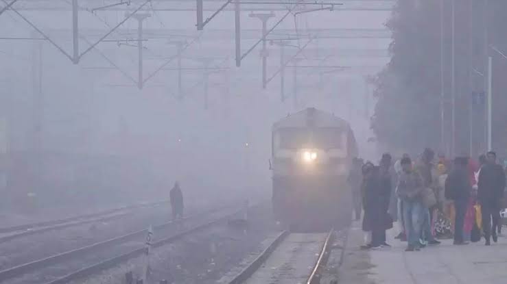 कोहरे की वजह से कई ट्रेनों के संचालन में हुई लेट,यात्री हुए परेशान 1 1000460736