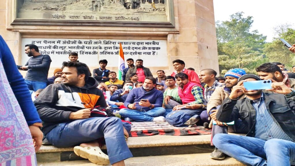 प्रशांत किशोर की वैनिटी वैन को प्रशासन ने की जब्त,आरजेडी ने उठाई सवाल 1 1000460804