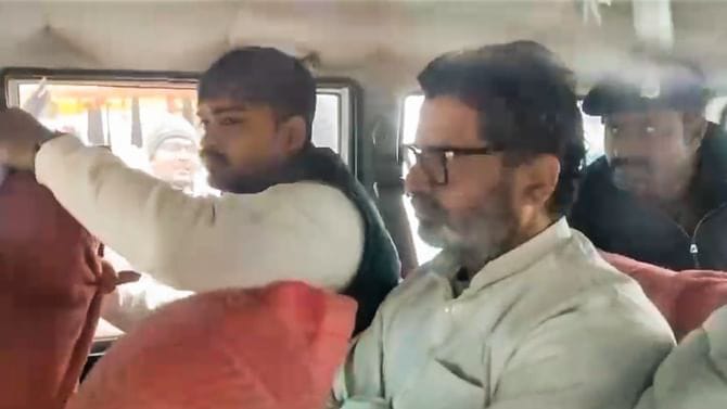 प्रशांत किशोर की गिरफ्तारी के विरोध में उतरे राजद सांसद,बोले-लोकतंत्र में हर किसी को आंदोलन करने का अधिकार है.. 1 1000460926