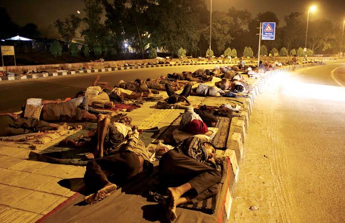 आज से चलेगी पुरवा हवाएं,सड़कों पर जीवन यापन करने वालों के लिए आफत बनी ठंड 1 1000462233