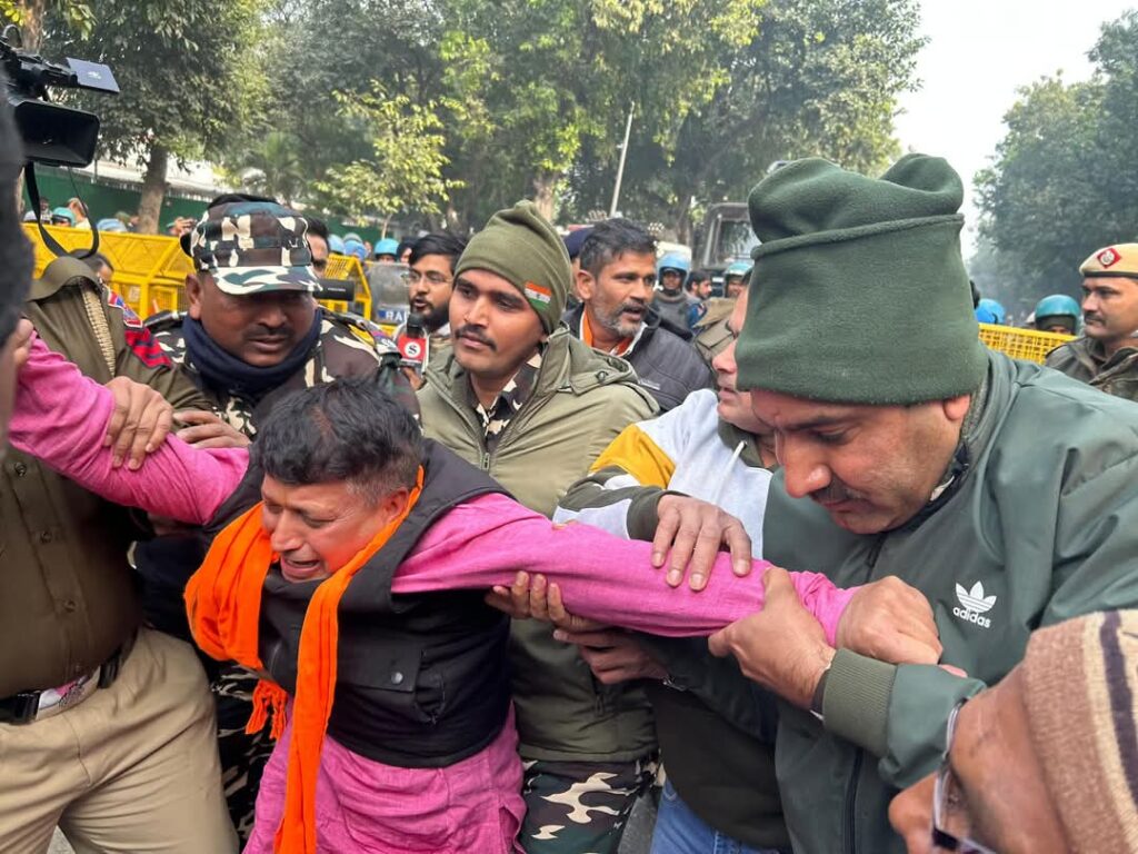 भाजपा ने निकाला पूर्वांचल सम्मान मार्च,केजरीवाल के खिलाफ जमकर हुई नारेबाजी! 1 1000462400