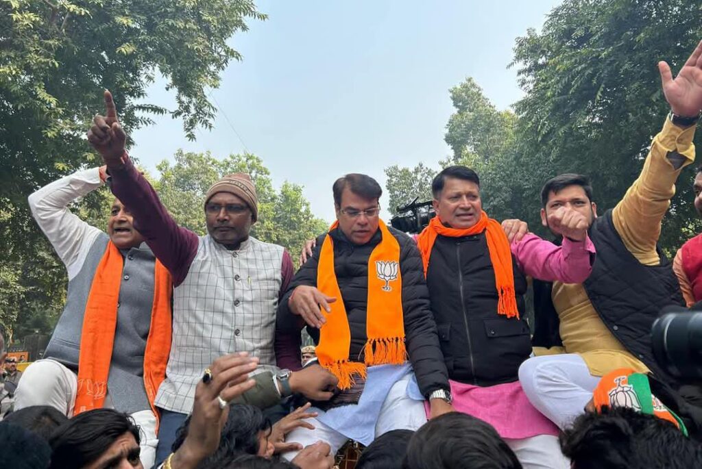 BJP ने कच्ची कॉलोनी के लिए क्या किया?भाजपा नेताओं के बयान पर बोले केजरीवाल 1 1000462418