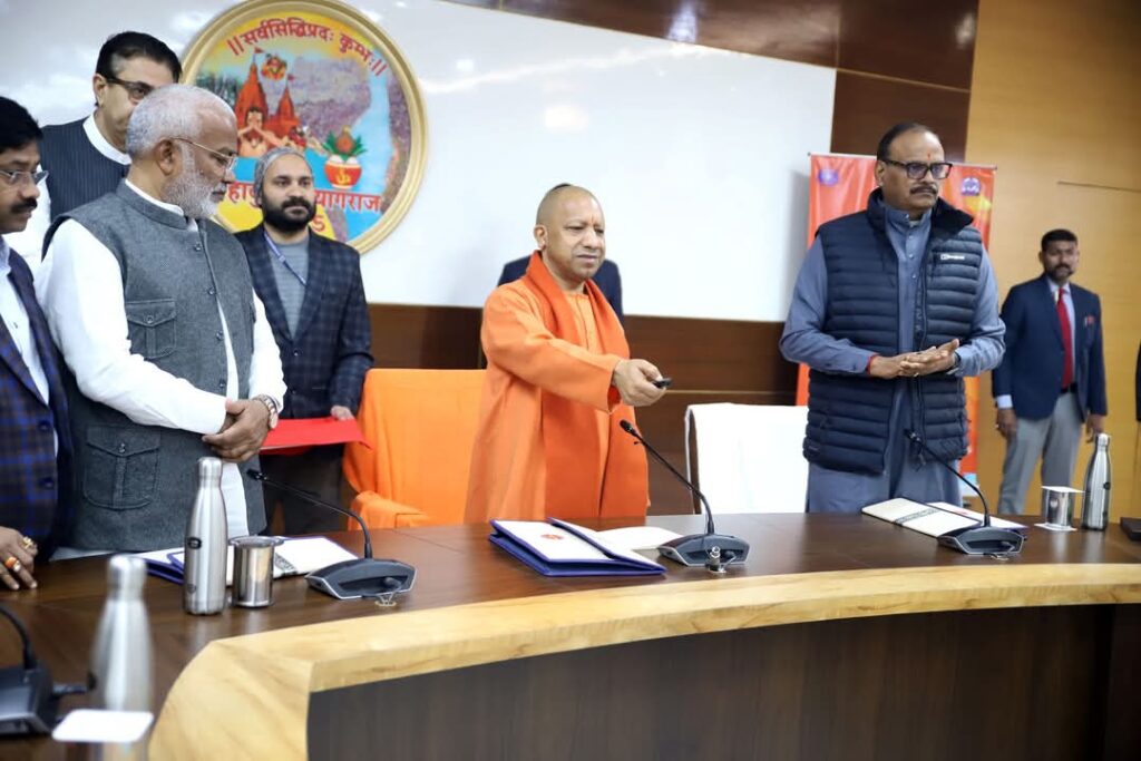 जो लोग लोगों को जातियों में बांटना चाहते हैं उन्हें देखना चाहिए कि कुंभ से जाति का भेद मिट जाता है-सीएम योगी आदित्यनाथ 1 1000462425