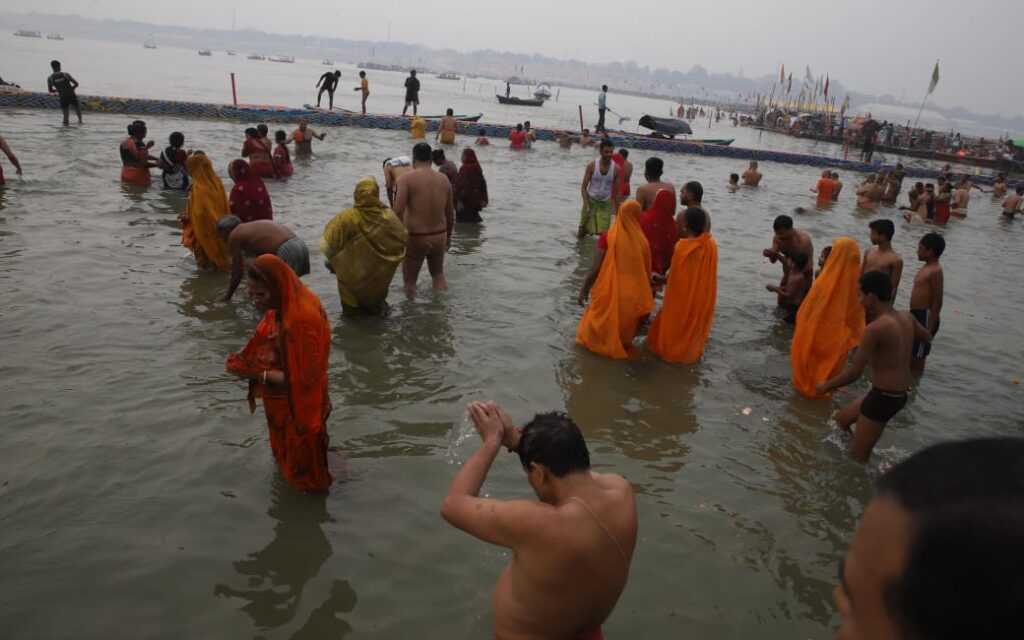 भक्ति के रंग में रंग चुकी लॉरेन पॉवेल ने की महाकुंभ में पूजा,चढ़ाई भगवा चादर 1 1000463631