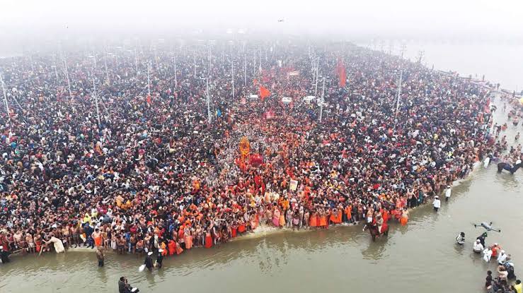 महाकुंभ में पहुंची है सभी बड़ी कंपनियां,ग्राहकों को लुभाने के लिए अपना रही है ये तरीका 1 1000464294
