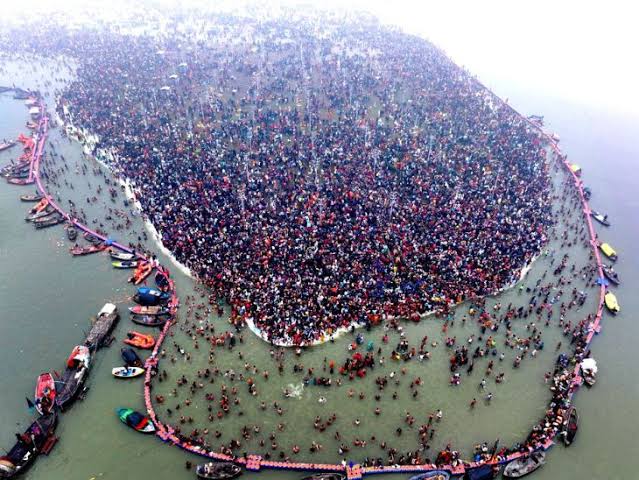 दो दिनों में पांच करोड़ श्रद्धालुओं ने लगाई संगम घाट पर डुबकी,आज भी भक्तों की भीड़ है जारी 1 1000464298