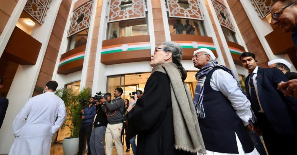 मोहन भागवत पर आज भड़क उठे राहुल गांधी,किसी और देश में बयान दिया होता तो गिरफ्तार हो गए होते.. 1 1000464392