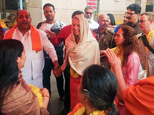 एप्पल के फाउंडर स्टीव जॉब्स की पत्नी लॉरेन जॉब्स ने ली दीक्षा,स्वामी कैलाशानन्द गिरि ने दी मां काली का बीज मंत्र 1 1000464409