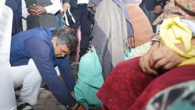 जूता बांटने के मामले में बीजेपी प्रत्याशी प्रवेश वर्मा पर हुआ एक्शन,चुनाव आयोग अब बढ़ा सकती है मुश्किलें! 1 1000464495