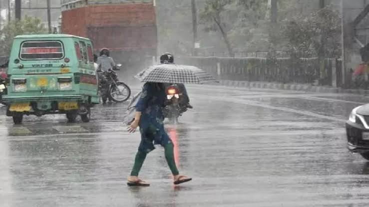 दिल्ली में रात भर से रुक-रुककर हो रही है बारिश,बादल गरज रहे हैं और रह-रहकर कड़क रही है बिजली 1 1000464659