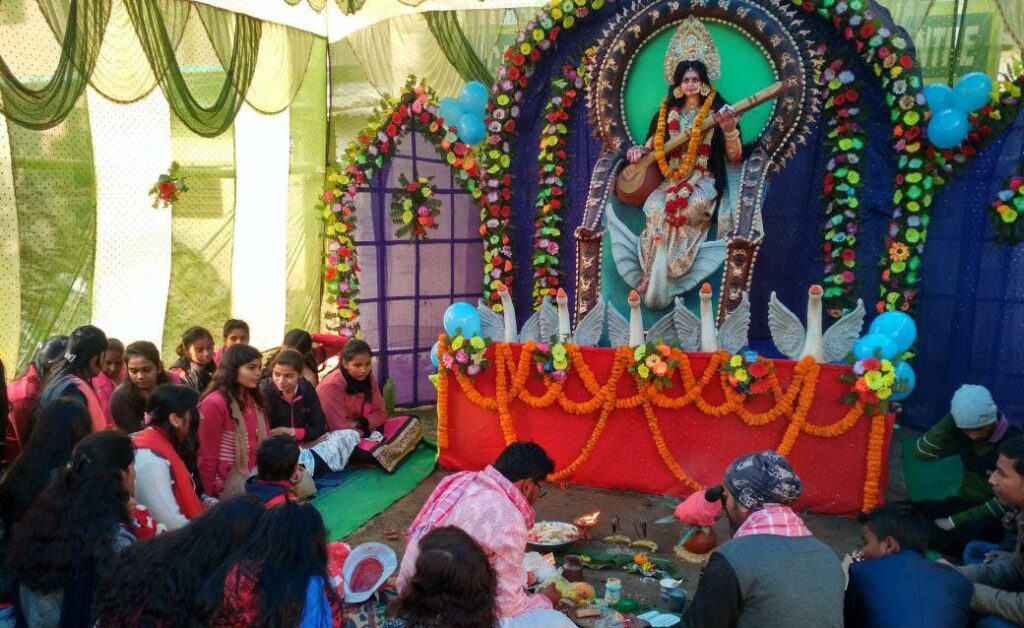 जानिए कब है सरस्वती पूजा,क्या है पूजा करने का शुभ मुहूर्त,पूजा विधि और आरती? 1 1000465047