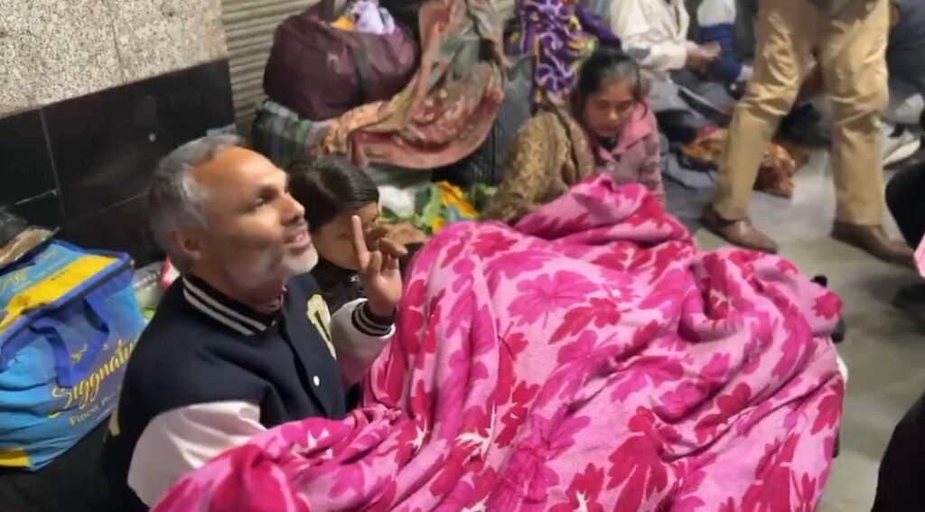 दिल्ली में AIIMS के बाहर मरीजों से मिले राहुल गांधी,इलाज में असंवेदनशीलता पर केंद्र और दिल्ली सरकार पर उठाया सवाल 1 1000465063