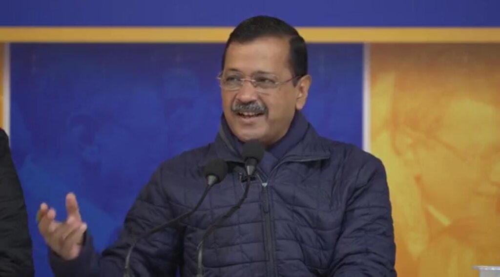 चुनाव से पहले अरविंद केजरीवाल ने किया बड़ा ऐलान,छात्रों के लिए बस में मिलेगी फ्री यात्रा 1 1000465146