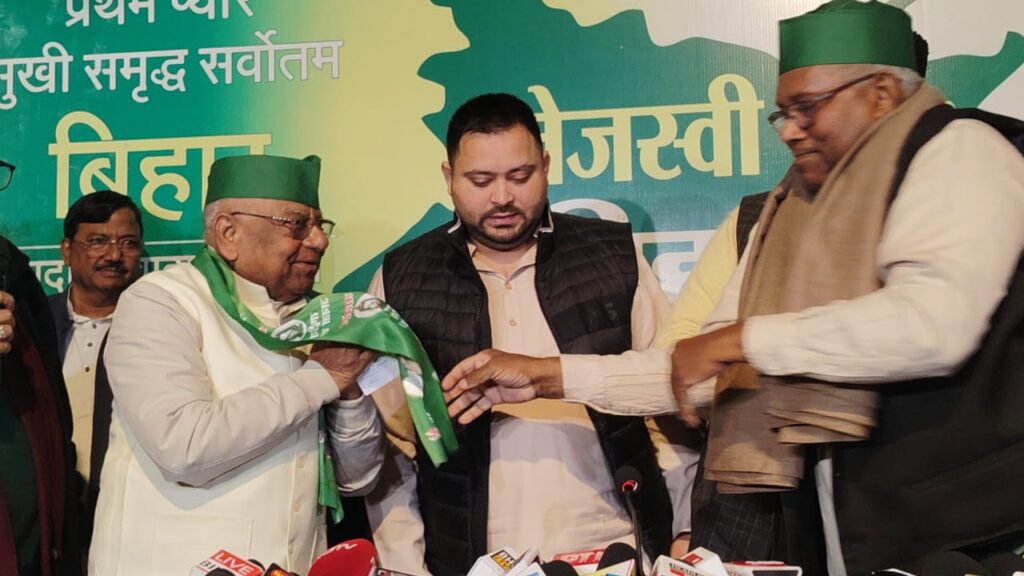 नीतीश कुमार को लगा बड़ा झटका,तेजस्वी यादव की उपस्थिति में थामा लालटेन का दामन 1 1000465253