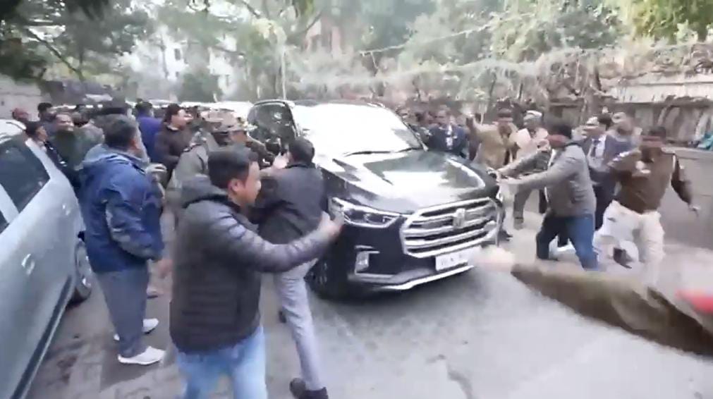 रोजगार मांगने पर युवाओं को कार से टक्कर मारी,बीजेपी नेता प्रवेश वर्मा ने केजरीवाल पर लगाया बड़ा आरोप 1 1000465686 1