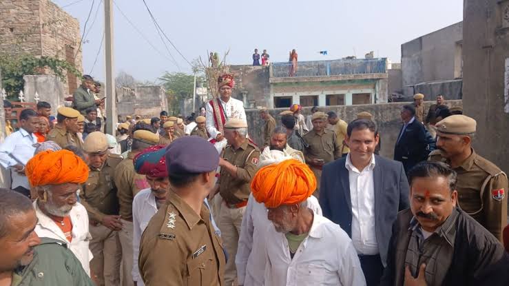 भारी पुलिस सुरक्षा के बीच निकाली गई दलित युवक की बारात,ऊंची जाति के लोगों के वजह से परेशान था परिवार! 1 1000467741