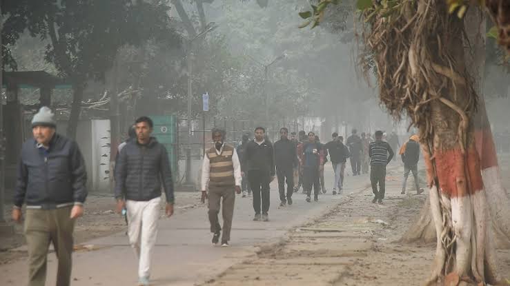 कुहासा अभी और भी बढ़ाएगी परेशानी,आज शाम में तेज रफ्तार से चलेगी हवा 1 1000468377