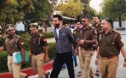 सोशल मीडिया इन्फ्लूएंसर एल्विश यादव की बढ़ी मुश्किलें,पहले भी हो चुकी हैं कई कार्रवाई 1 1000468494