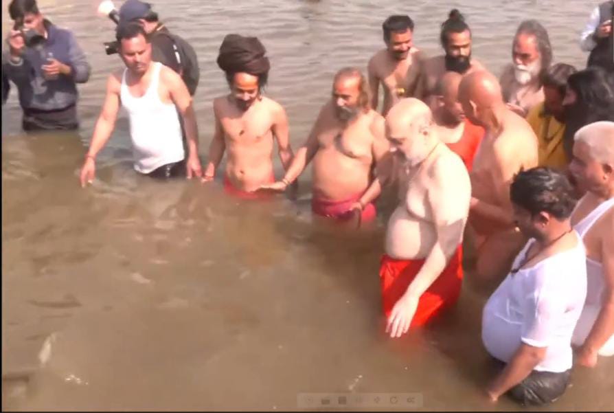 अमित शाह ने आज संगम में लगाई डुबकी,बोले-कुंभ समरसता पर आधारित सनातन जीवन-दर्शन को दर्शाता है 1 1000469684