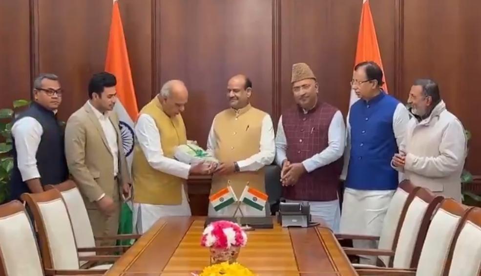 आज ओम बिरला को सौंपी गई वक्फ विधेयक की अंतिम रिपोर्ट,बोले जगदंबिका पाल-हमने रिपोर्ट और संशोधित विधेयक को अपना लिया है.. 1 1000470816