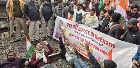  ट्रेन के आगे पटरी पर लेटे BPSC समर्थक,पप्पू यादव के कार्यकर्ताओं ने आज जमकर काटा बवाल