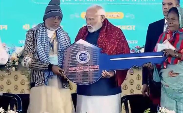  पीएम मोदी ने आज झुग्गीवासियों को सौंपी फ्लैट की चाबियां