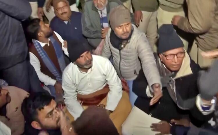  आज सुबह 4 बजे प्रशांत किशोर को धरनास्थल से पुलिस ने उठाया जबरन,इलाज के नाम पर अब शुरू हुई राजनीति