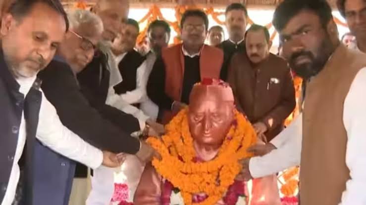  महाकुंभ में मुलायम यादव की मूर्ति लगाए जाने पर भड़की अखाड़ा परिषद,बोली-हिंदू विरोधी थे मुलायम