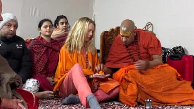  एप्पल के फाउंडर स्टीव जॉब्स की पत्नी लॉरेन जॉब्स ने ली दीक्षा,स्वामी कैलाशानन्द गिरि ने दी मां काली का बीज मंत्र